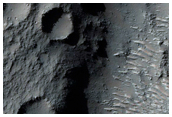 Tektoniskt inslag i Noachis Terra, sydvst om Newcomb-kratern