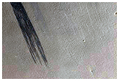 Dunkle, verblichene Streifen auf dem Hang eines Einschlagkraters im sdstlichen Arabia Terra