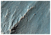 Entlang eines Bergrckens in Tithonium Chasma