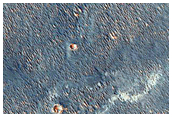 Des strates de couleur claire le long dun plateau dans Noctis Labyrinthus