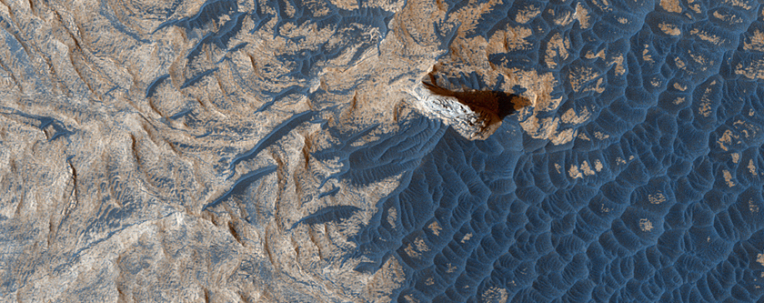 Ciemne pofalowany materiał z warstwami w kanionie Melas Chasma