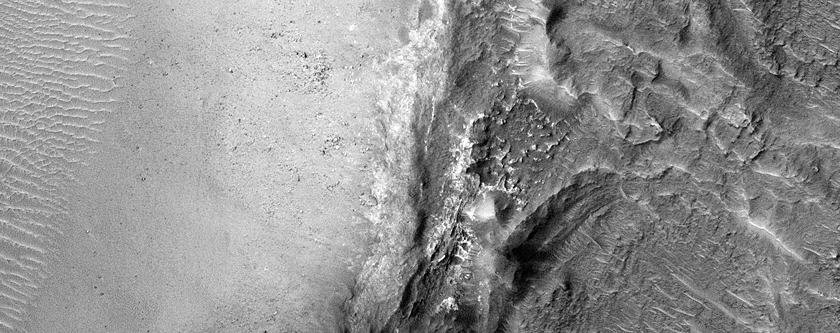 قنوات ومراوح في فوهة سافيتش (Savich Crater)
