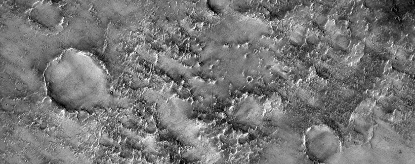 Uiteenlopende grondgesteentelagen op de bodem van de Antoniadi krater
