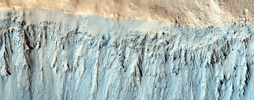 Krater med synlig berggrund och branta sluttningar