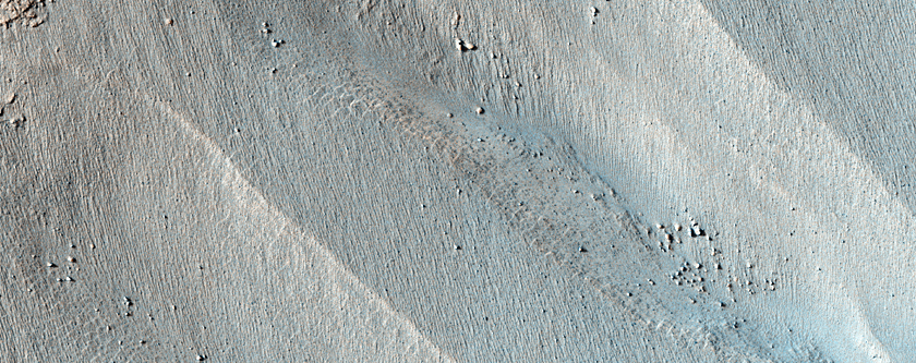 Lysetonede raviner i et krater i Terra Cimmeria