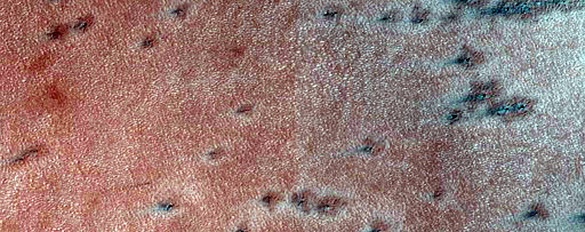 مواد متسامية قاتمة اللون على السطح بالقرب من فوهة دانا (Dana Crater)
