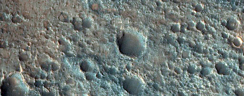 مواد فاتحة متناغمة على الجدار الجنوبى لفوهة تروڤيلو (Trouvelot Crater)