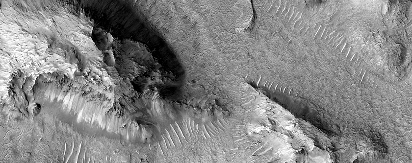 Выброс кратера Мохаве, взаимодействующий с холмами