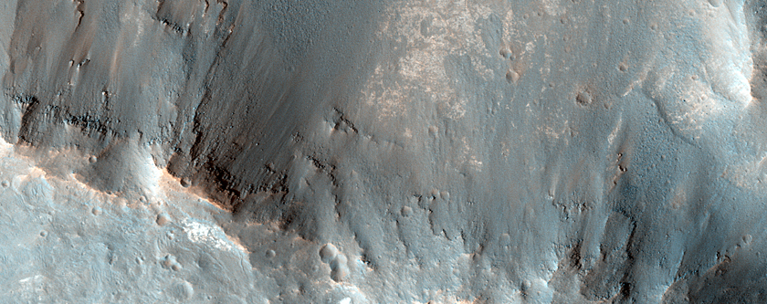 Kisméretű becsapódási kráterek a Coprates terület egyik mélyedése szélén
