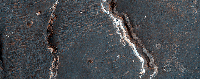 Possibili formazioni fluviali nel cratere Golden