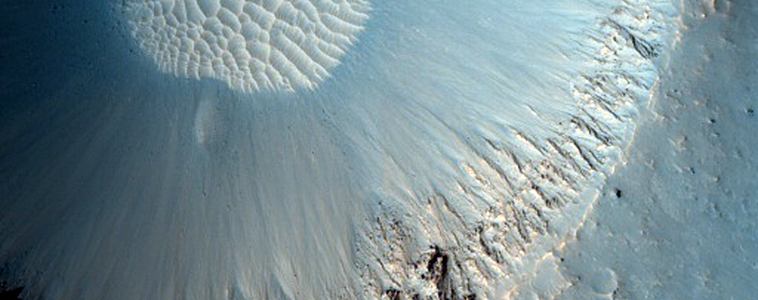 Кратер с крутыми склонами на плато Meridiani Planum