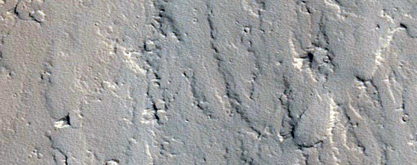הר-געש קטן באיזור של קרניוס פוסיי (Ceraunius Fossae)