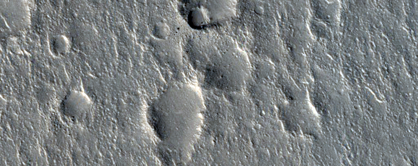 Ландшафт с небольшими возвышенностями и деградированным валом кратера