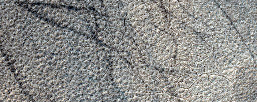 Кратер вблизи пьедестала большего кратера со слоистыми выбросами породы