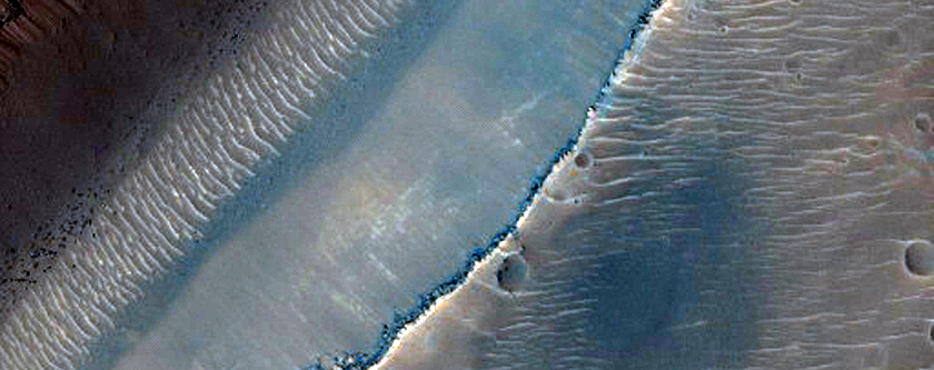 Kisebb domb a Candor Chasma egyik csatornájában