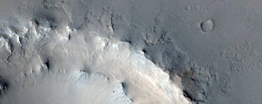 Krater eksponujący układające się warstwowo osady