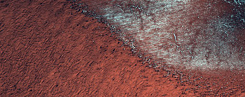 Cratera muito erodida e geada em terreno polar marciano