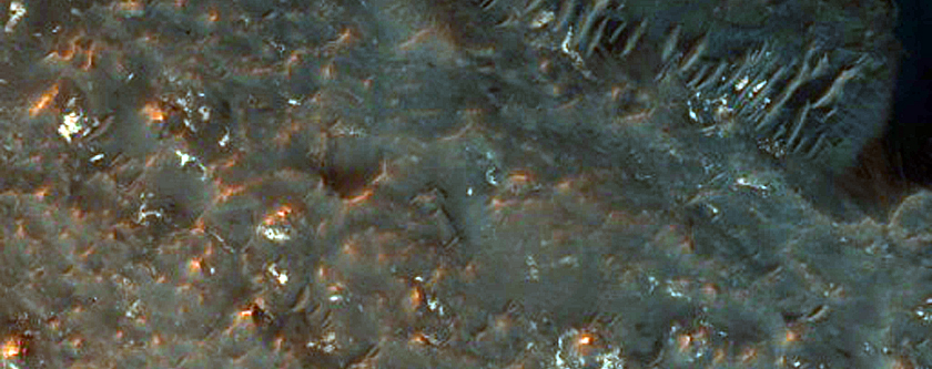 Látványos alapkőzet a Candor Chasma keleti részén