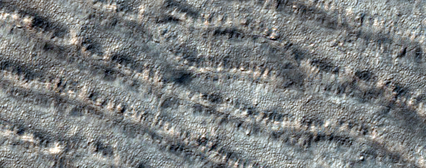 Grupa kraterów w południowych, podbiegunowych warstwach osadów