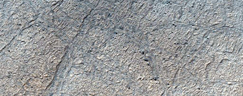 Mrkt material p kanten av en krater