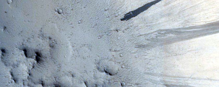 Világos és sötét sávok egy becsapódásos kráterben