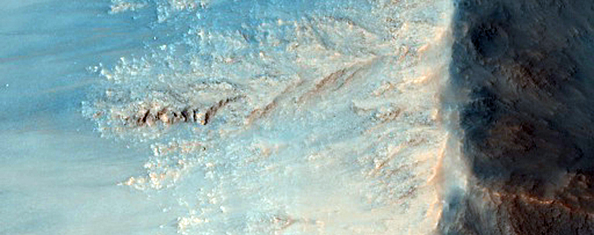 Склоны горного хребта в каньоне Coprates Chasma