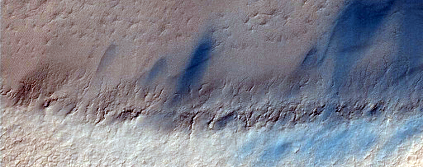 Чёрные дюны на светло-серой поверхности выветрелых пород Марса