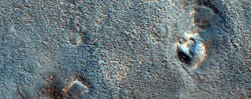 Конические структуры около выброса кратера, расположенного в средней широте