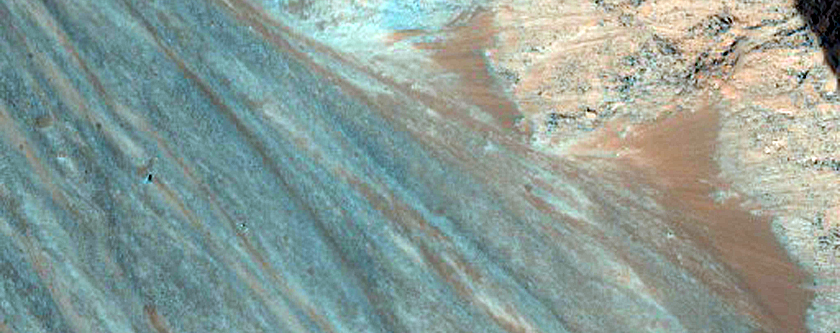 Взгляд на марсианскую историю в каньоне Эос (Eos Chasma)