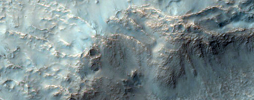 الحدود الجنوبية الشرقية لفوهة هيل (Hale Crater)