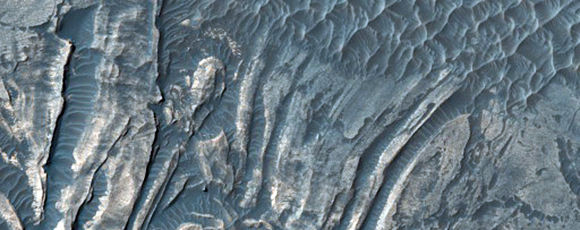 Convoluted Folds in Light-Toned Sulfates along Ius Chasma Floor
