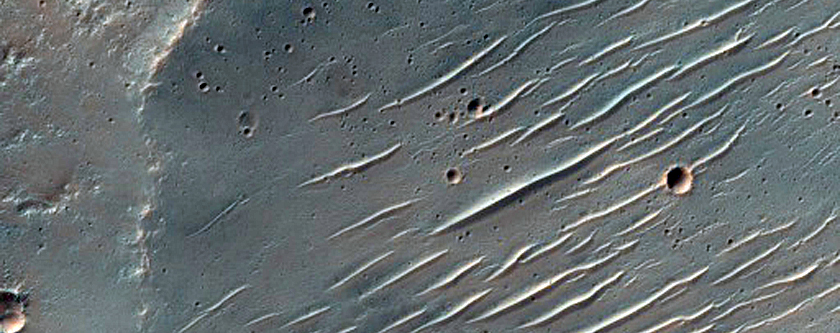 Monticules et petites crtes le long dune arte sur le plancher du Cratre Huygens