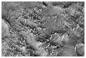שכבות שונות בקומה של מכתש אנטוניאדי (Antoniadi Crater)