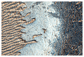 Dipsits de materials clars a Noctis Labyrinthus