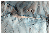 Steinblokker og fallende sanddyner i st ved Coprates Chasma