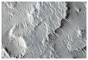Vifter og slyngende rygger ved bunnen av en vegg i det stlige Gusev-krateret
