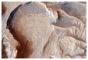 Forkastninger i lagdelt bunnfall i Becquerel-krateret
