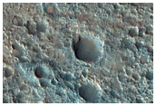 Lyse materialer p srveggen av Trouvelot-krateret