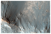 Kleine Einschlagkrater in der Nhe des Randes einer Grube in der Coprates-Region