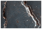Possibili formazioni fluviali nel cratere Golden