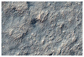Krater auf sdpolaren, geschichteten Ablagerungen
