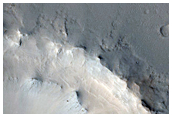 Krater med synliga skiktade sediment