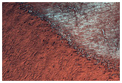 Frost och en vldigt eroderad krater i polarterrngen p Mars 