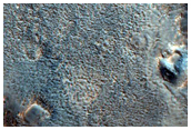 Stożki niedaleko materiałów wyrzuconych z krateru położonego na średniej szerokości geograficznej