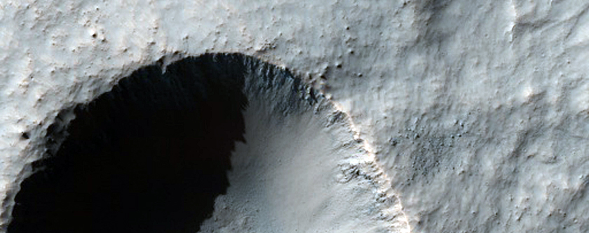 Nylig krater med diameter på 1 kilometer