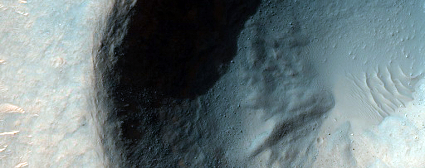 Dik eğimlere sahip bir krater