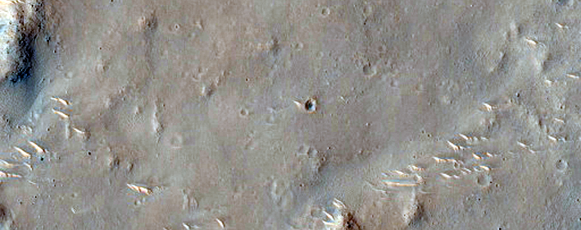 Bodemrelif vlakbij krater in Isidis Planitia