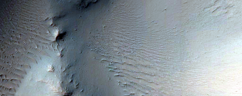 Dik eğimlere sahip bir çarpma krateri