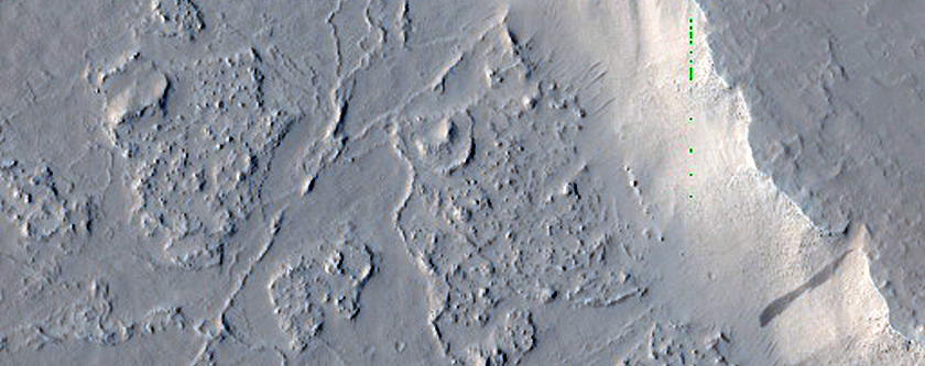 Gropar och lava i Amazonis Planitia