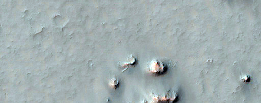 Güneydeki dağlık bölgelerde yer alan kraterleşmiş tepecikler